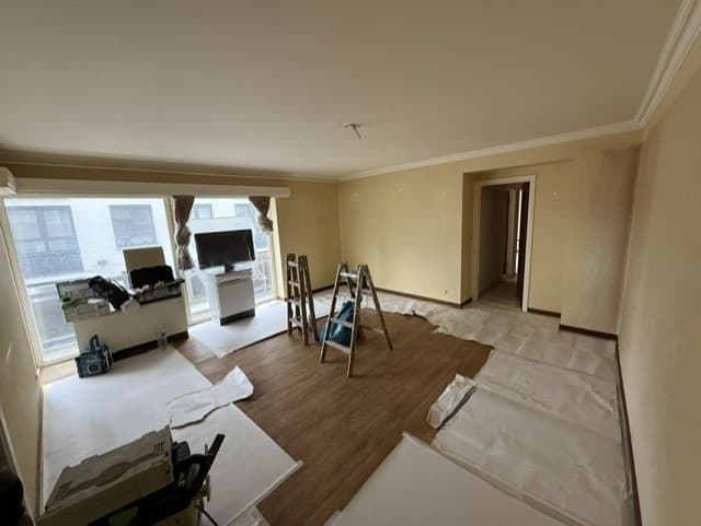 Woonkamer voor het schilderwerk